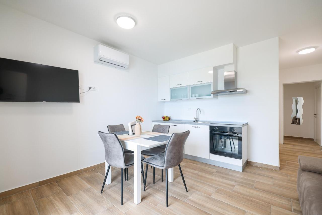 Miletici Beachfront Apartments Tic With Seaview מראה חיצוני תמונה