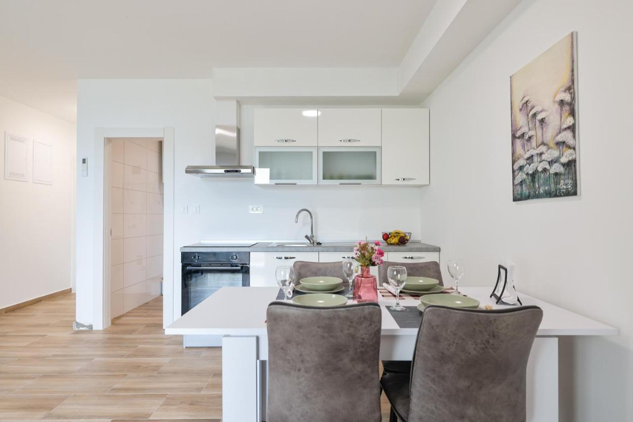 Miletici Beachfront Apartments Tic With Seaview מראה חיצוני תמונה