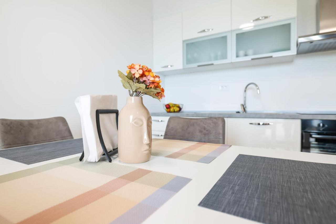 Miletici Beachfront Apartments Tic With Seaview מראה חיצוני תמונה