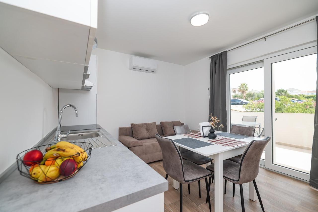 Miletici Beachfront Apartments Tic With Seaview מראה חיצוני תמונה