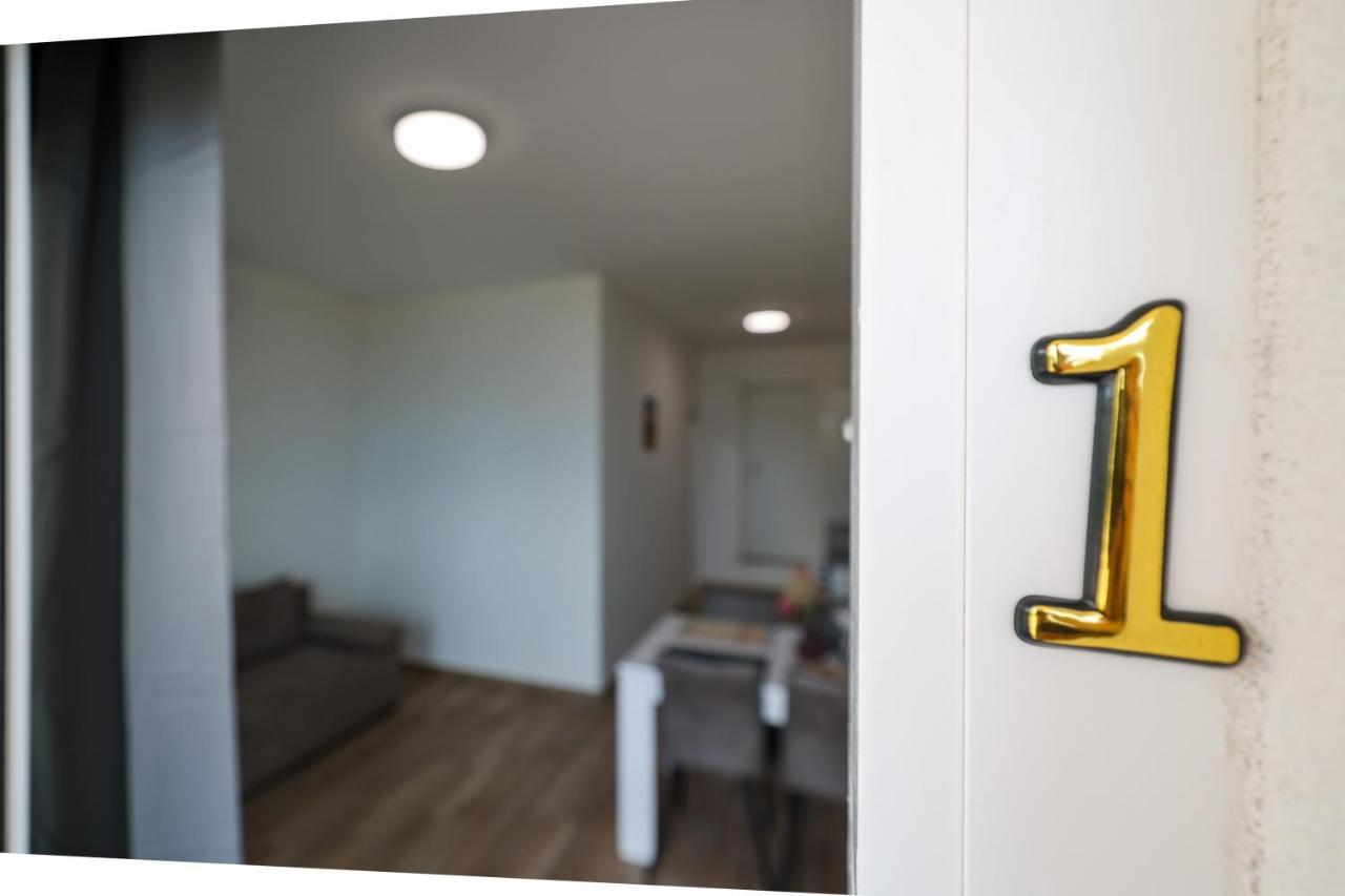 Miletici Beachfront Apartments Tic With Seaview מראה חיצוני תמונה