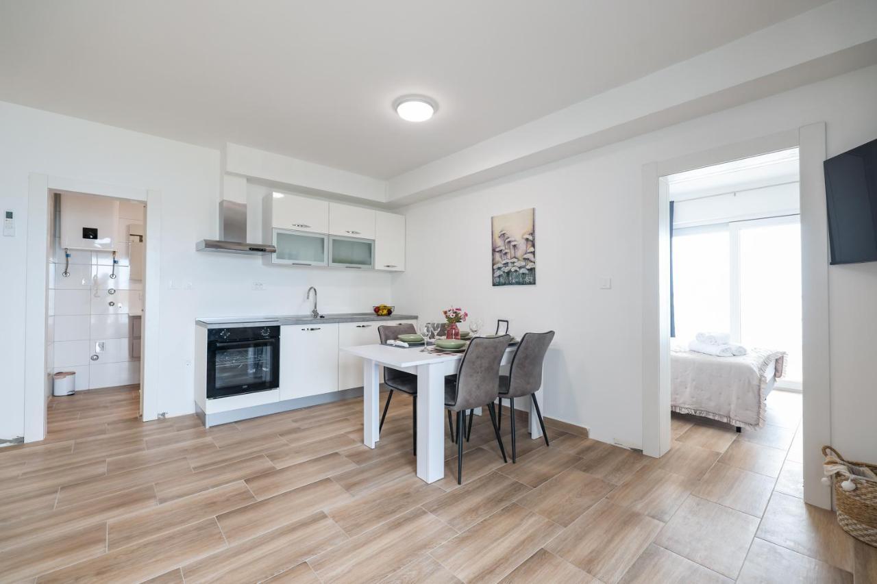 Miletici Beachfront Apartments Tic With Seaview מראה חיצוני תמונה
