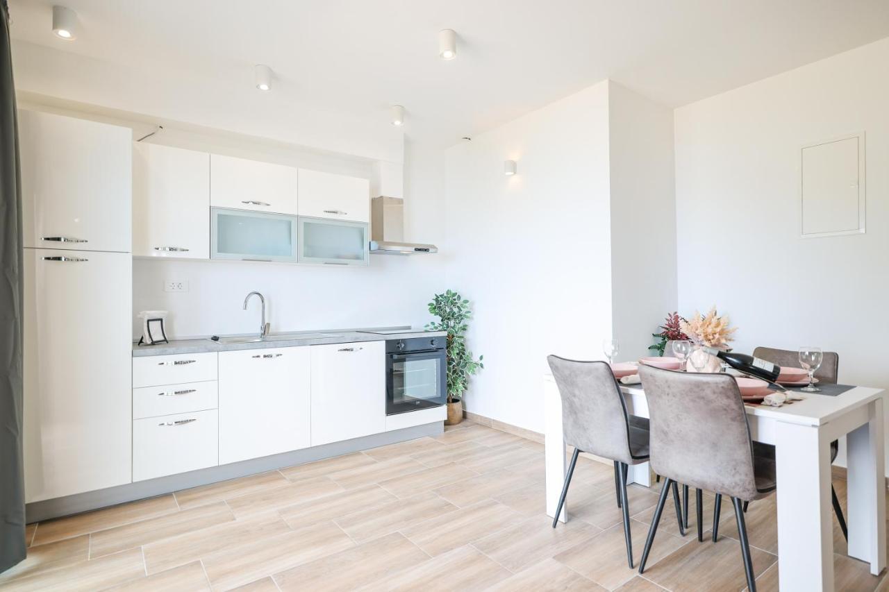 Miletici Beachfront Apartments Tic With Seaview מראה חיצוני תמונה