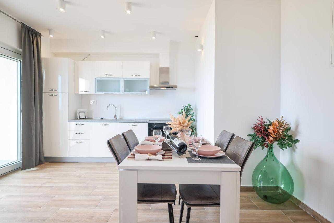 Miletici Beachfront Apartments Tic With Seaview מראה חיצוני תמונה