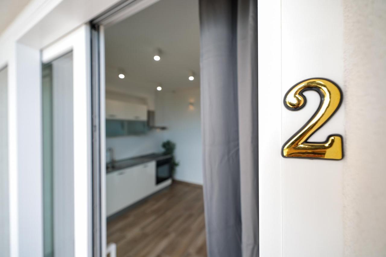 Miletici Beachfront Apartments Tic With Seaview מראה חיצוני תמונה