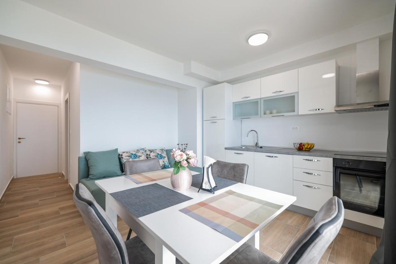 Miletici Beachfront Apartments Tic With Seaview מראה חיצוני תמונה