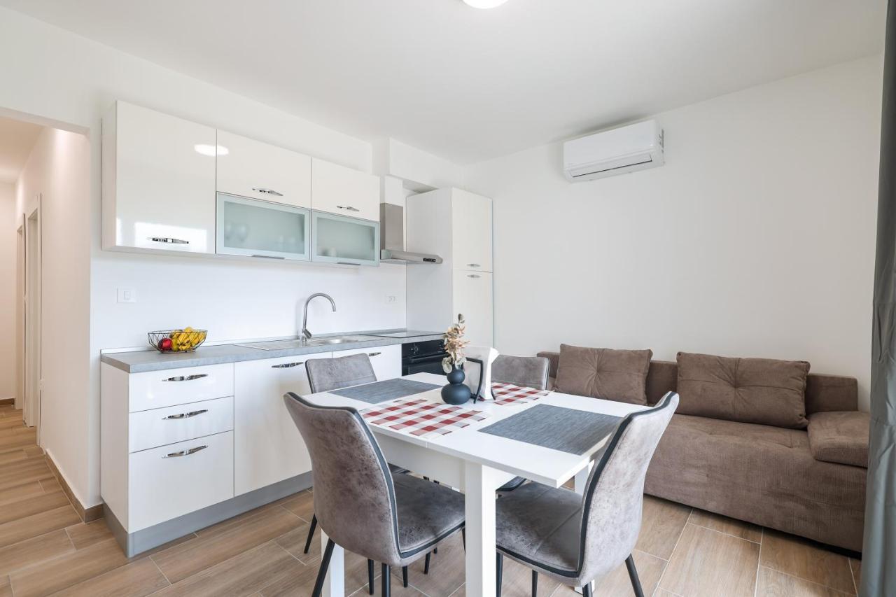 Miletici Beachfront Apartments Tic With Seaview מראה חיצוני תמונה