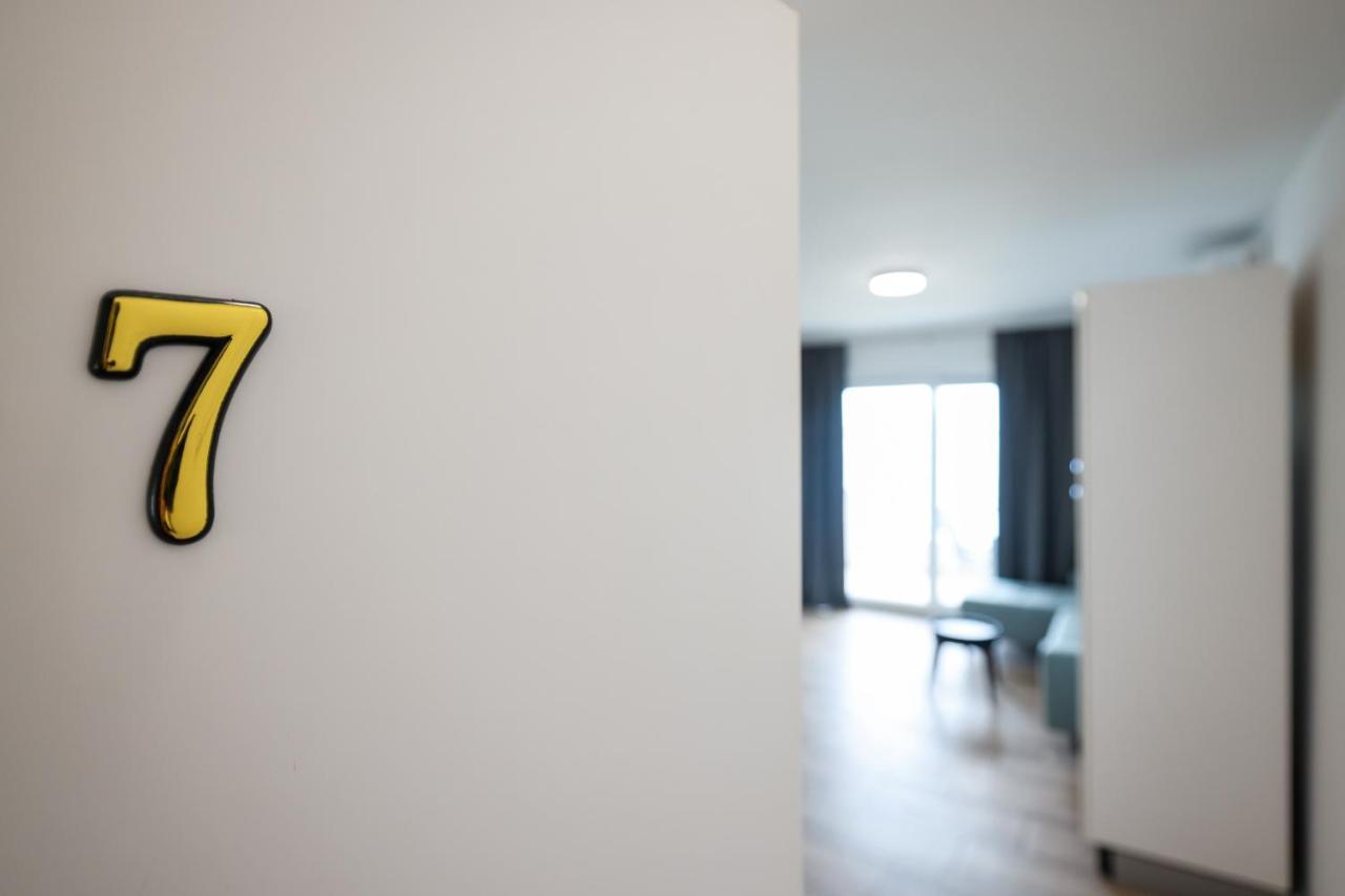 Miletici Beachfront Apartments Tic With Seaview מראה חיצוני תמונה