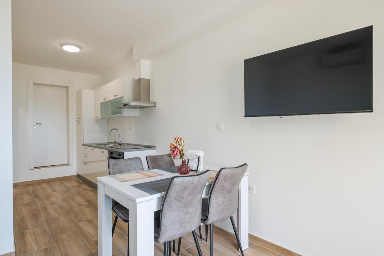 Miletici Beachfront Apartments Tic With Seaview מראה חיצוני תמונה