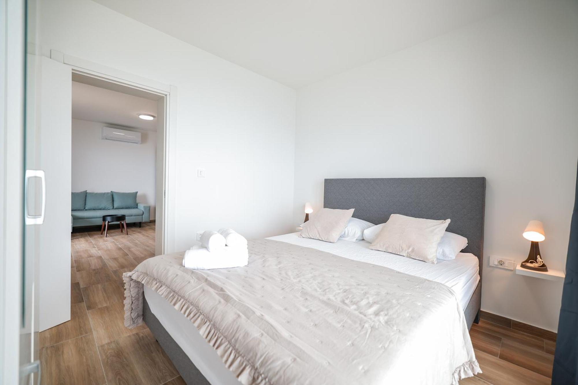 Miletici Beachfront Apartments Tic With Seaview מראה חיצוני תמונה