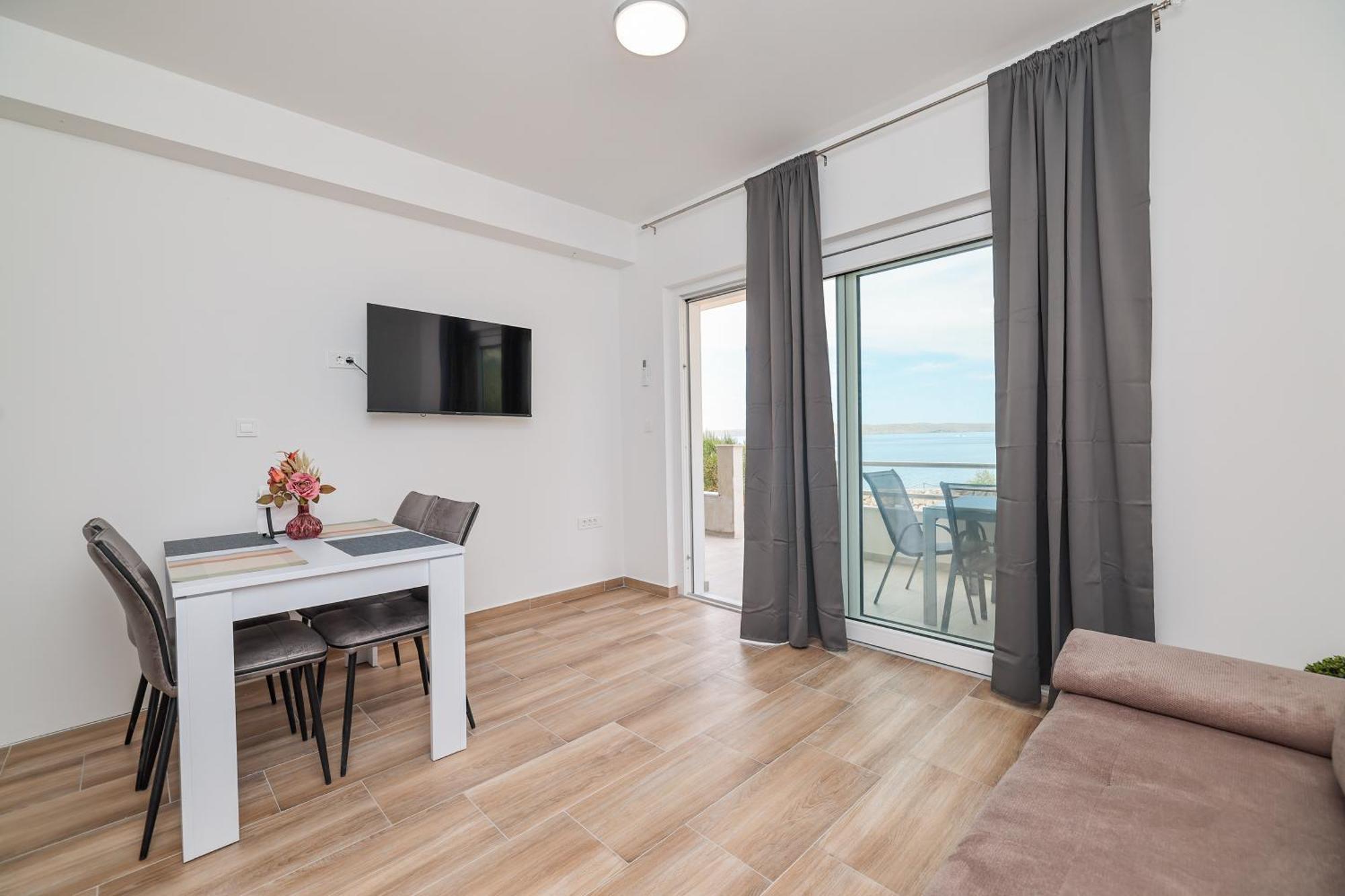 Miletici Beachfront Apartments Tic With Seaview מראה חיצוני תמונה